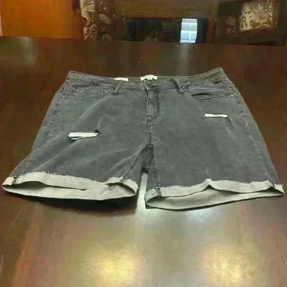 VIGOSS Marley Midrise Cuff Distressed
Short IN Black size 16W - Picture 1 of 9